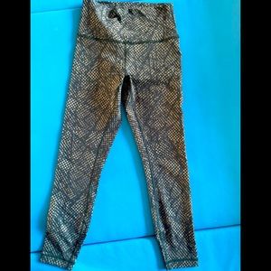 Lululemon wonder under size 6 reptilia jacquard rainforest green 25 in length